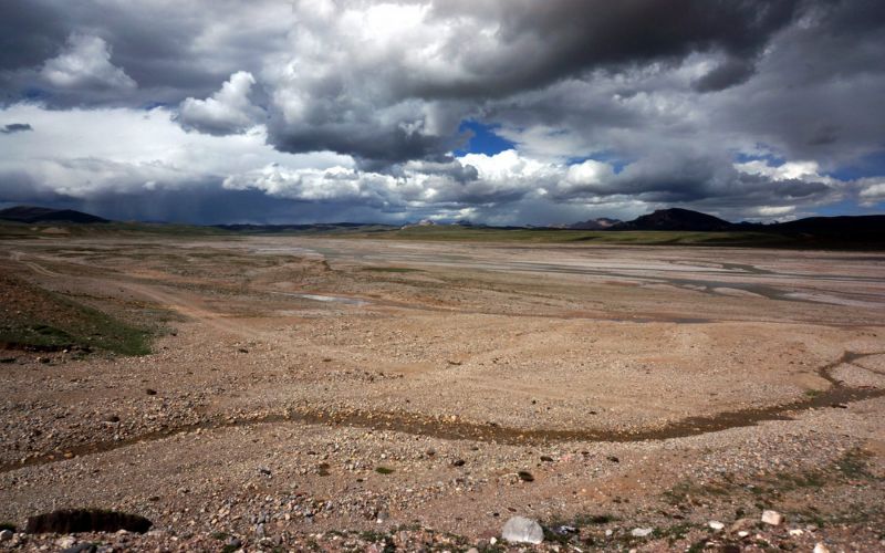 A seasonal dry-out in Sanjiangyuan region, the location of the headwaters of the Yellow River, the Yangtze, and the Lancang. (Photo by Yang Yong)